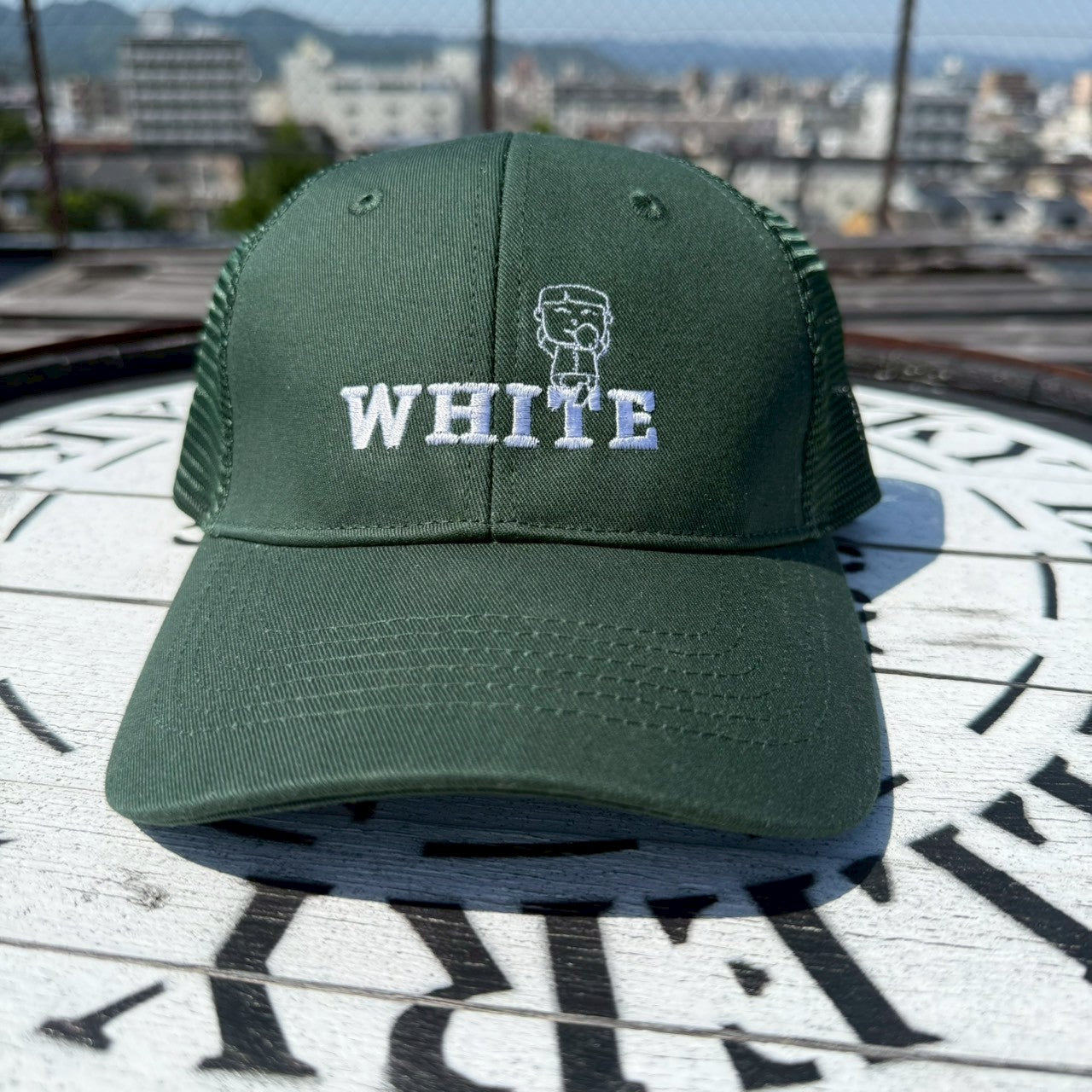 WHITEロゴ刺繍メッシュキャップ