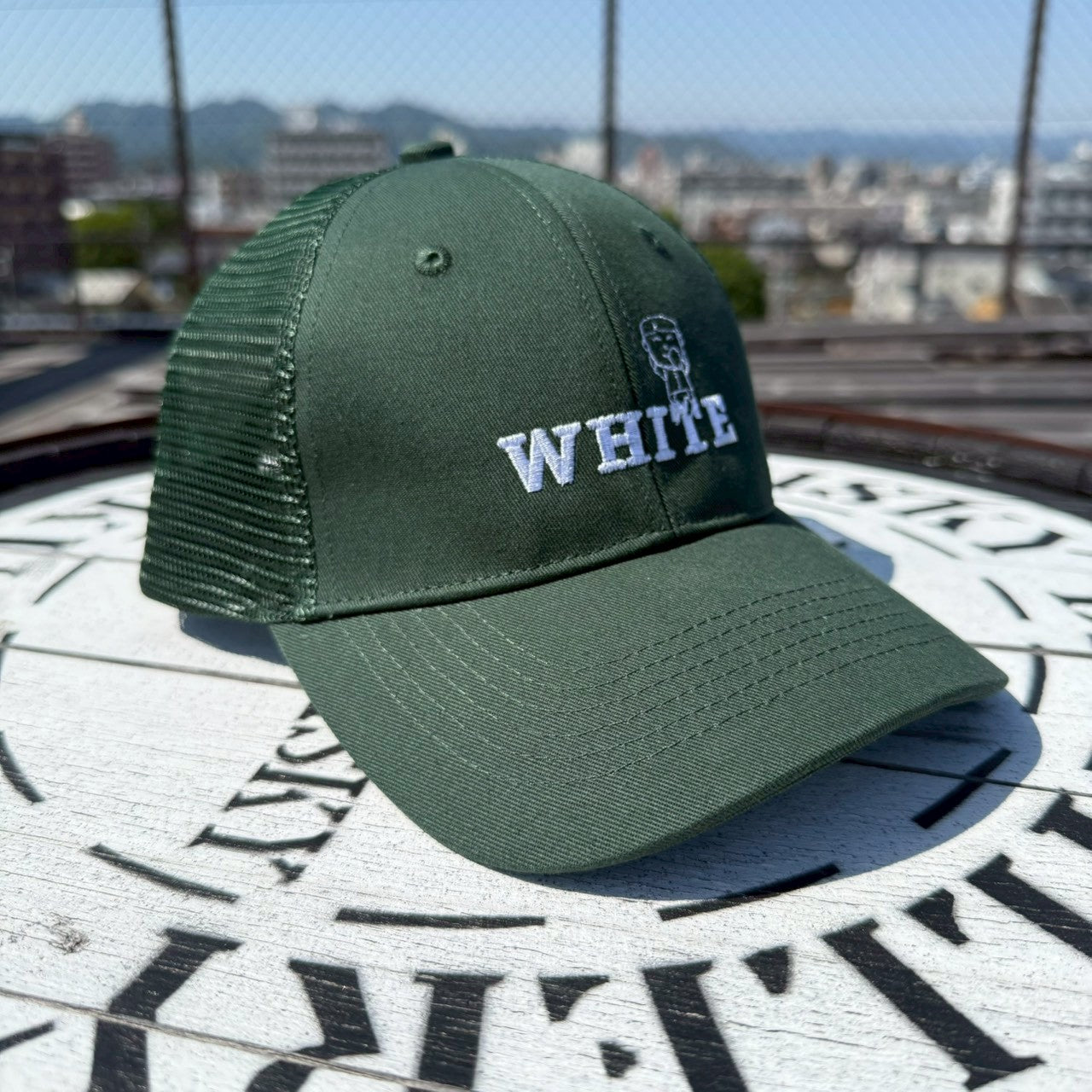 WHITEロゴ刺繍メッシュキャップ – Orizum.world