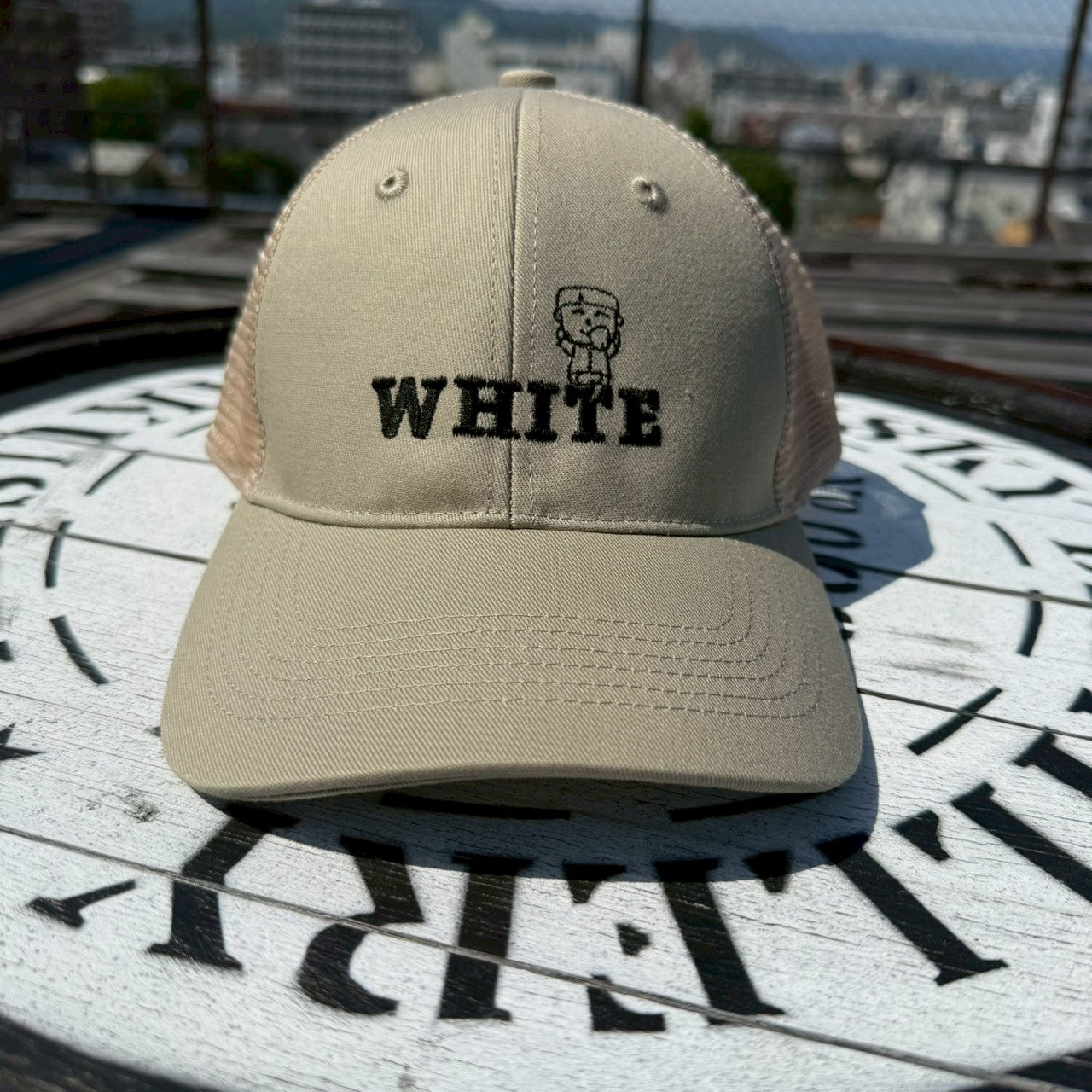 WHITEロゴ刺繍メッシュキャップ