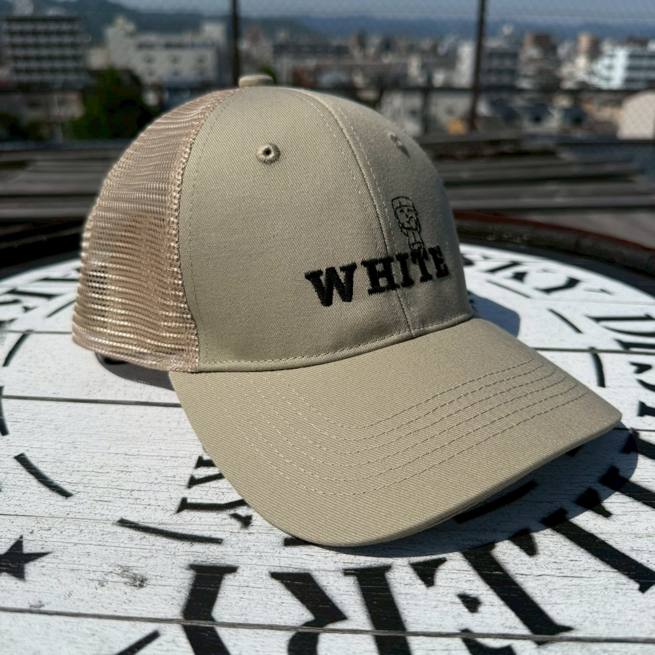 WHITEロゴ刺繍メッシュキャップ