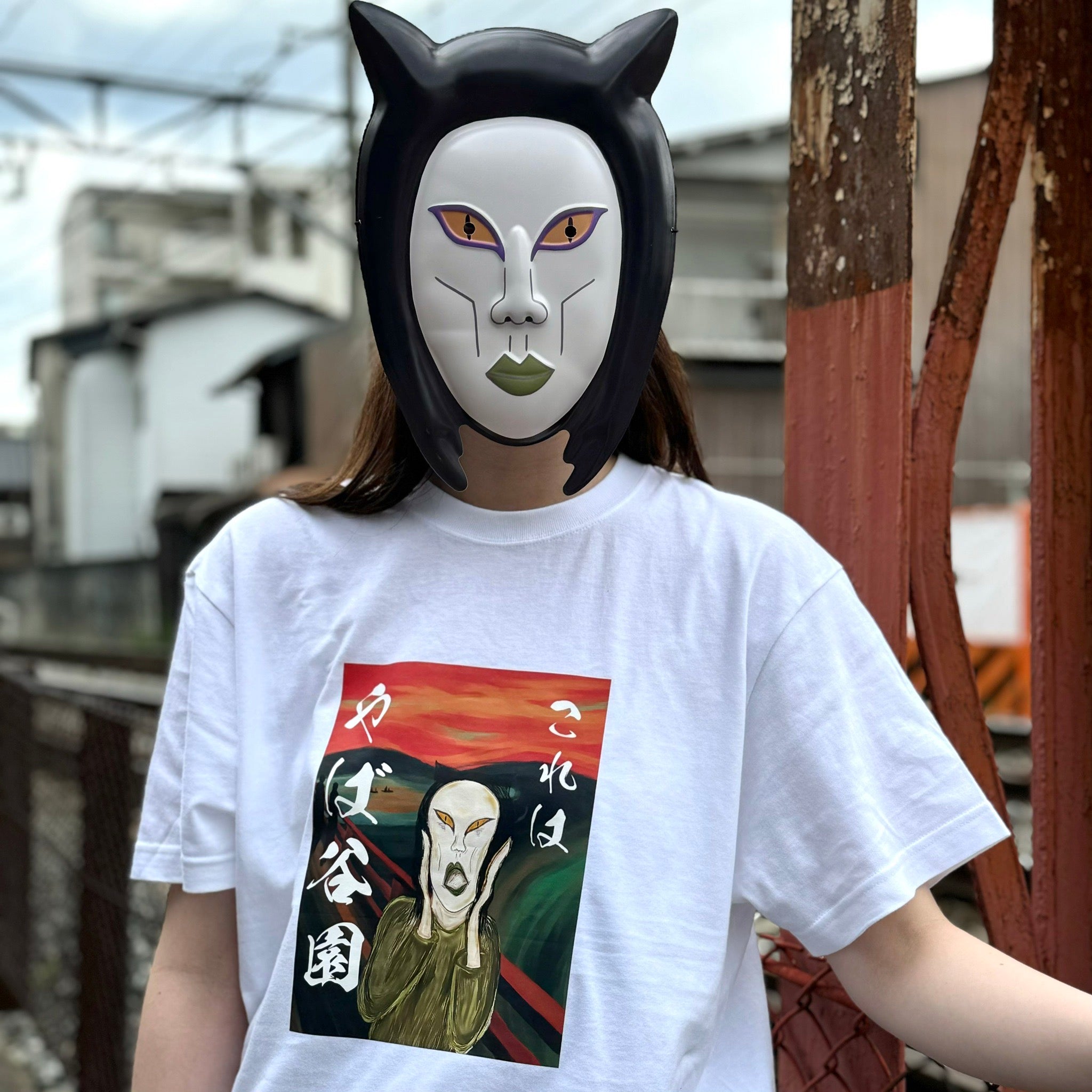 これはやば谷園Tシャツ (背景あり)