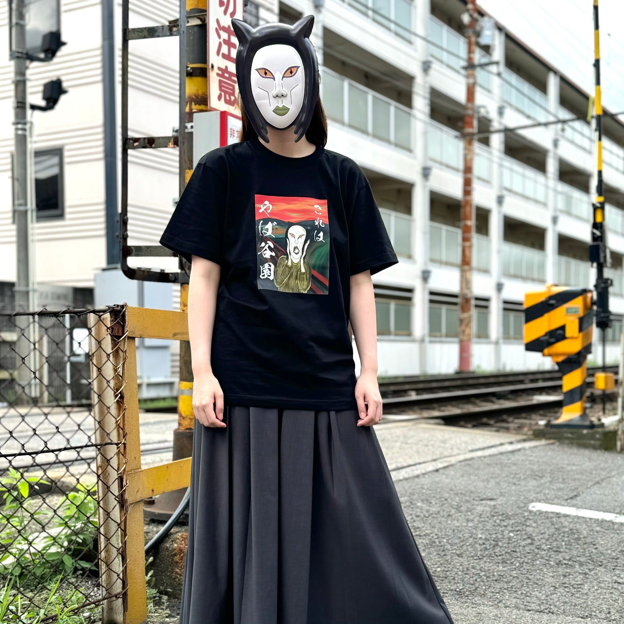 これはやば谷園Tシャツ (背景あり)
