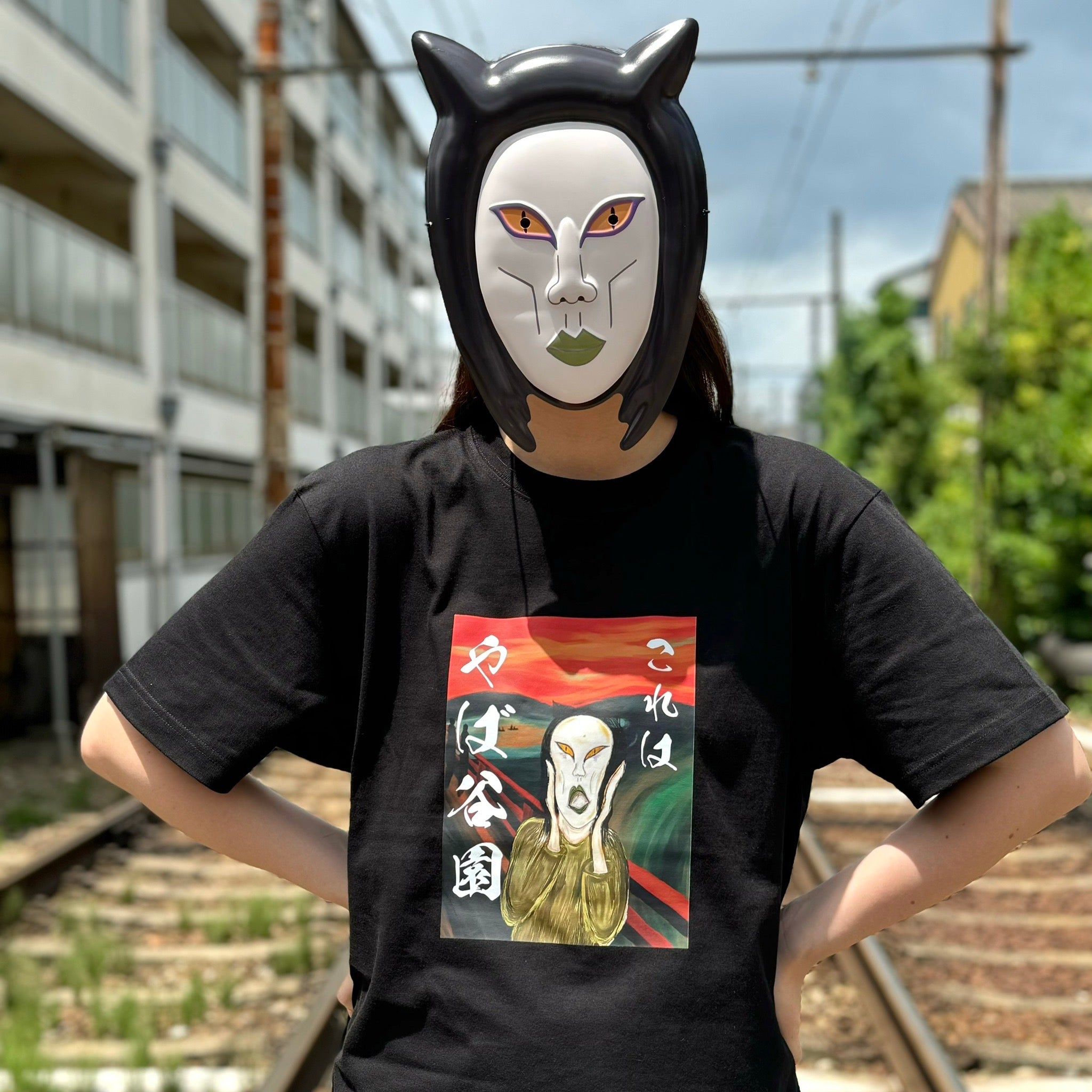 これはやば谷園Tシャツ (背景あり)