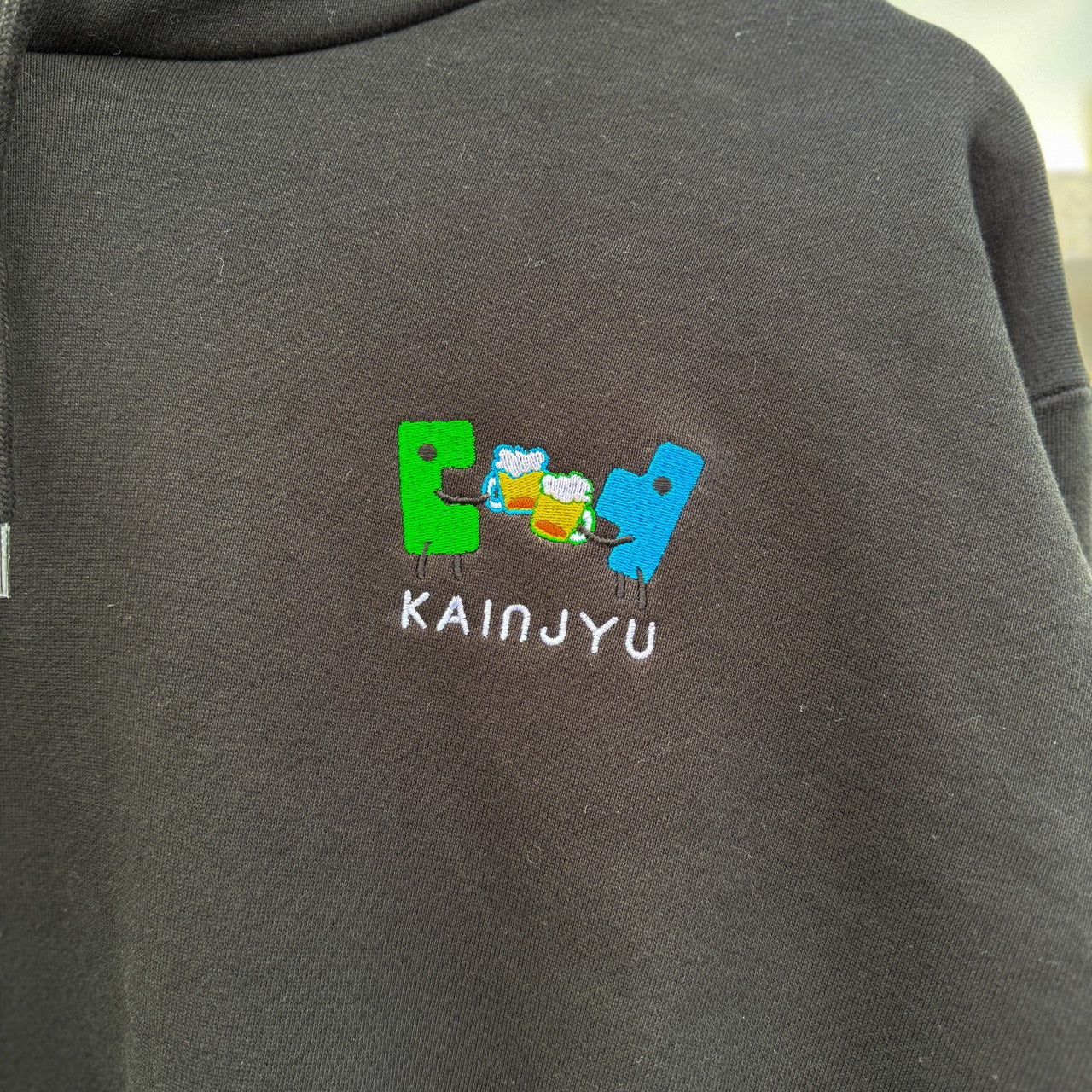 KAINJYU乾杯ロゴ刺繡パーカー
